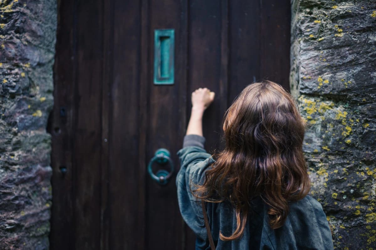 woman knocking on door